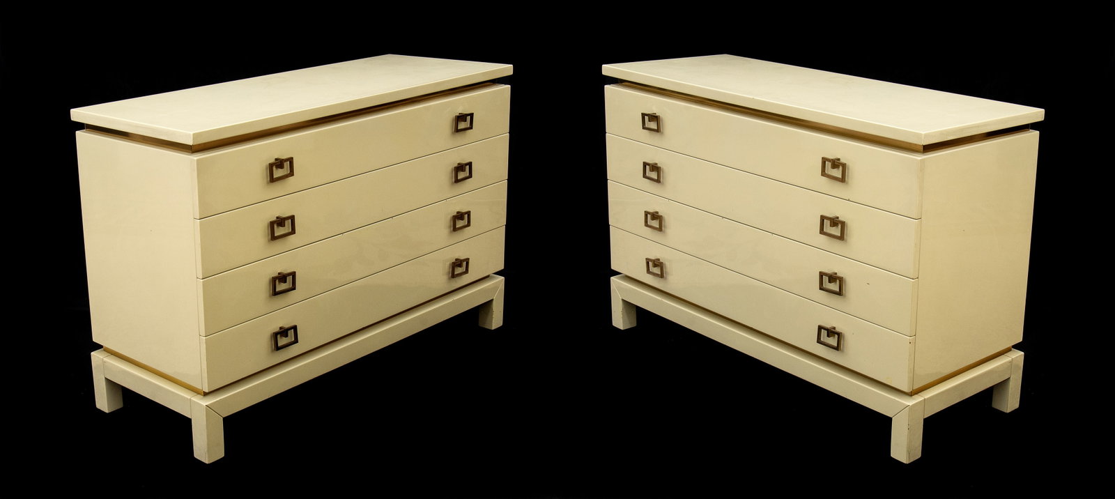 Coppia di cassettoni in legno laccato con quattro cassetti sul fronte (1 of 3)