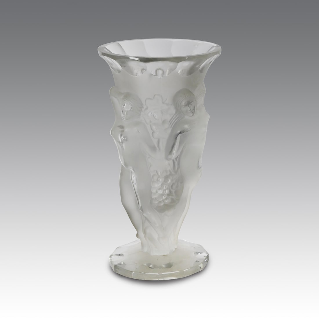 Arthur Plewa Vaso "Trois Bacchantes", Collezione "Ingrid" - Manifattura Curt Schlevogt - Boemia: Arthur Plewa Vaso "Trois Bacchantes", Collezione "Ingrid" - Manifattura Curt Schlevogt - Boemia Cristallo pressato, satinato e parzialmente molato. Corpo svasato decorato a rilievo continuo con tre fi