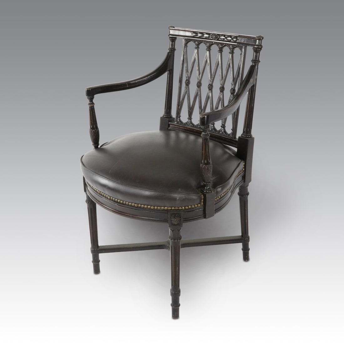 Poltroncina con braccioli in legno tinto nero in stile Regency con sedile in pelle nera: /