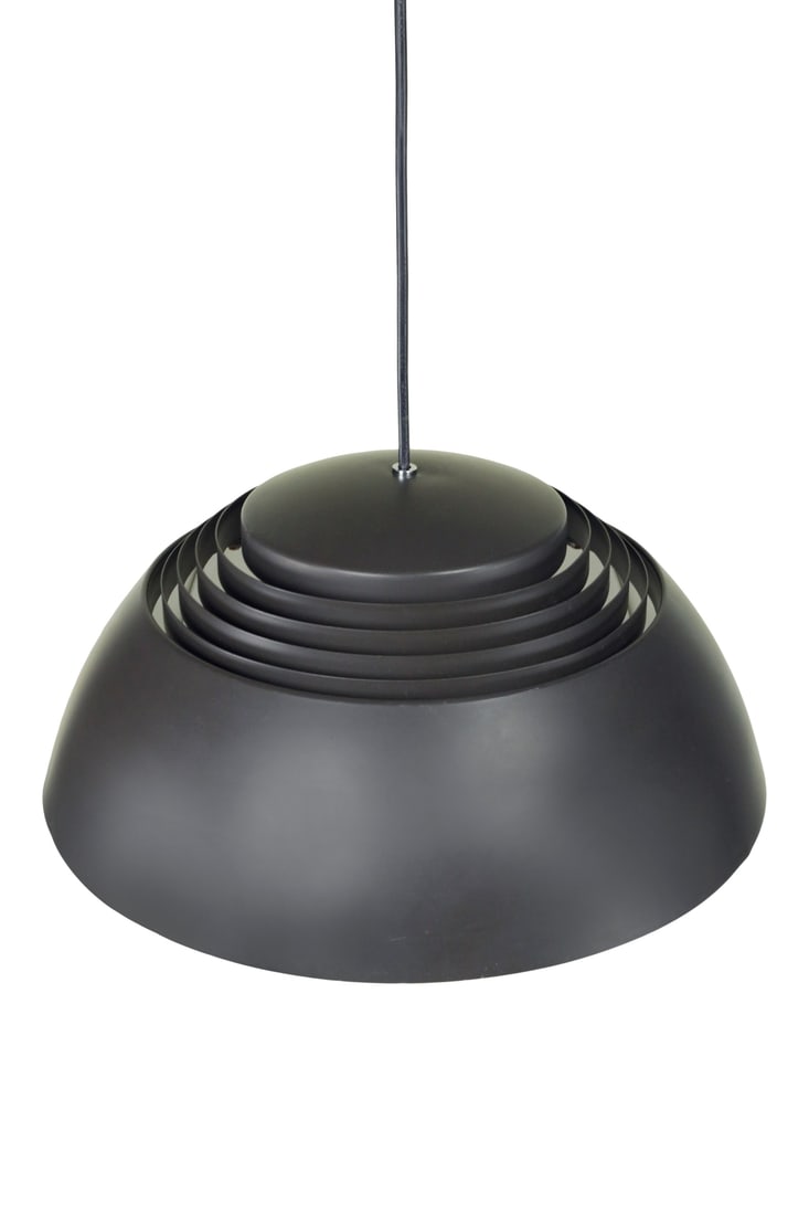 Arne Jacobsen Lampadario nero, Produzione Louis Poulsen - Danimarca.: Arne Jacobsen Lampadario nero, Produzione Louis Poulsen - Danimarca. Lampada a sospensione ad una luce modello “AJ”, diffusore semi sferico in alluminio verniciato nero. 150 400 600 cm 125