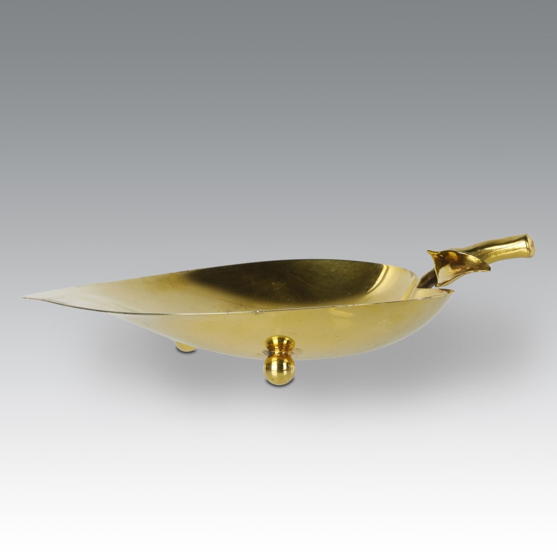Svuotatasche, produzione Tiffany: Svuotatasche, produzione Tiffany Svuotatasche a foglia in argento dorato. 400 500 600 cm 3,5x15,5x10,5