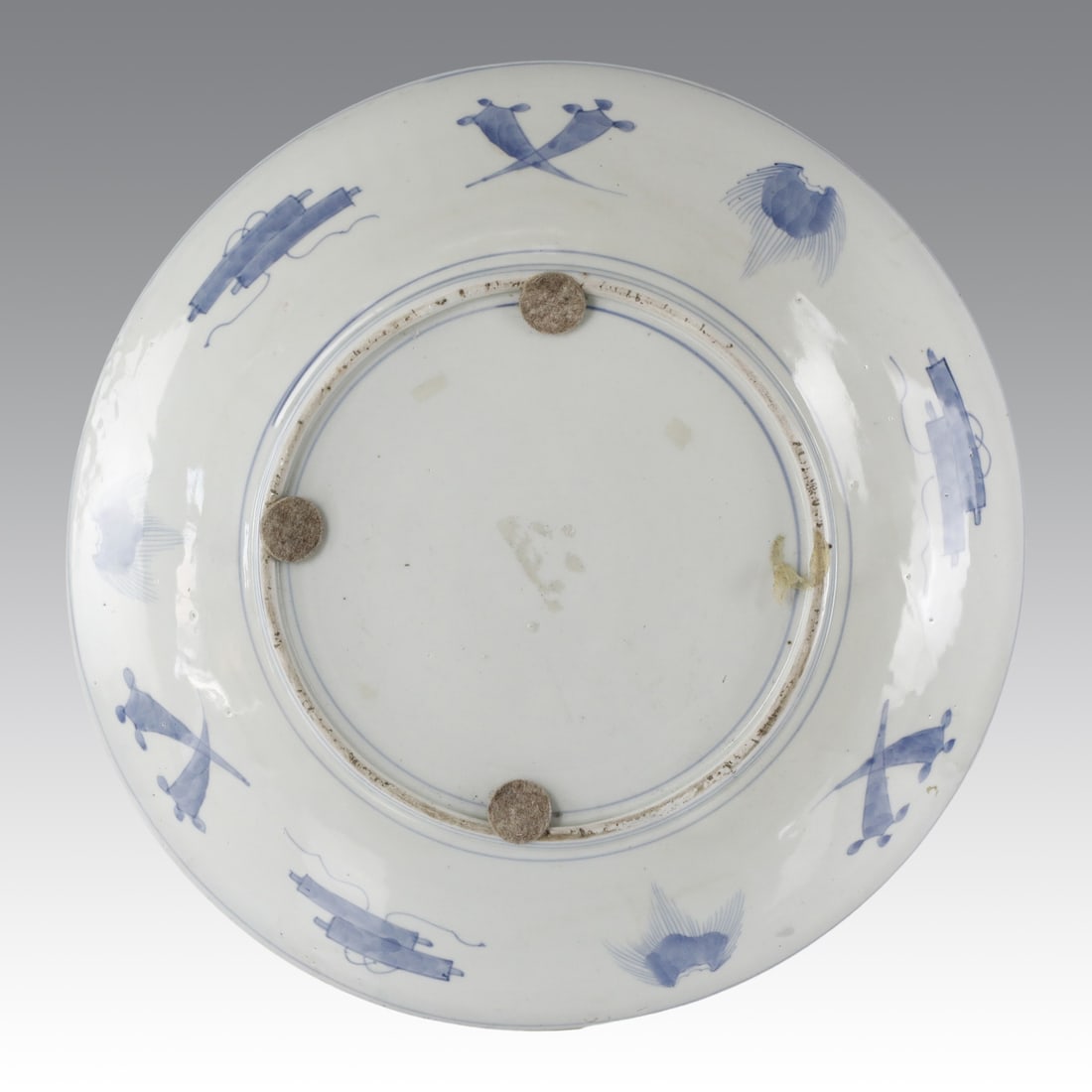 Coppia di grandi piatti Imari cinesi con decori floreali e figure antropomorfe: Coppia di grandi piatti Imari cinesi con decori floreali e figure antropomorfe Colore: bianco, rosso, blu. 250 400 600 Ø cm 46,5; Ø cm 46,5