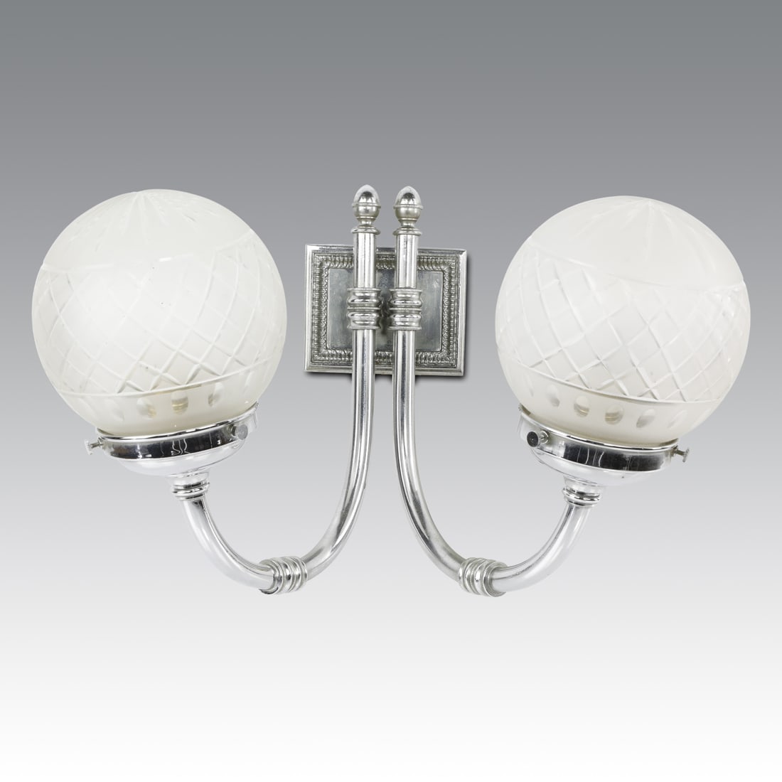 Tre appliques a doppio braccio in ottone cromato e diffusori luce con palle in vetro lavorate: /