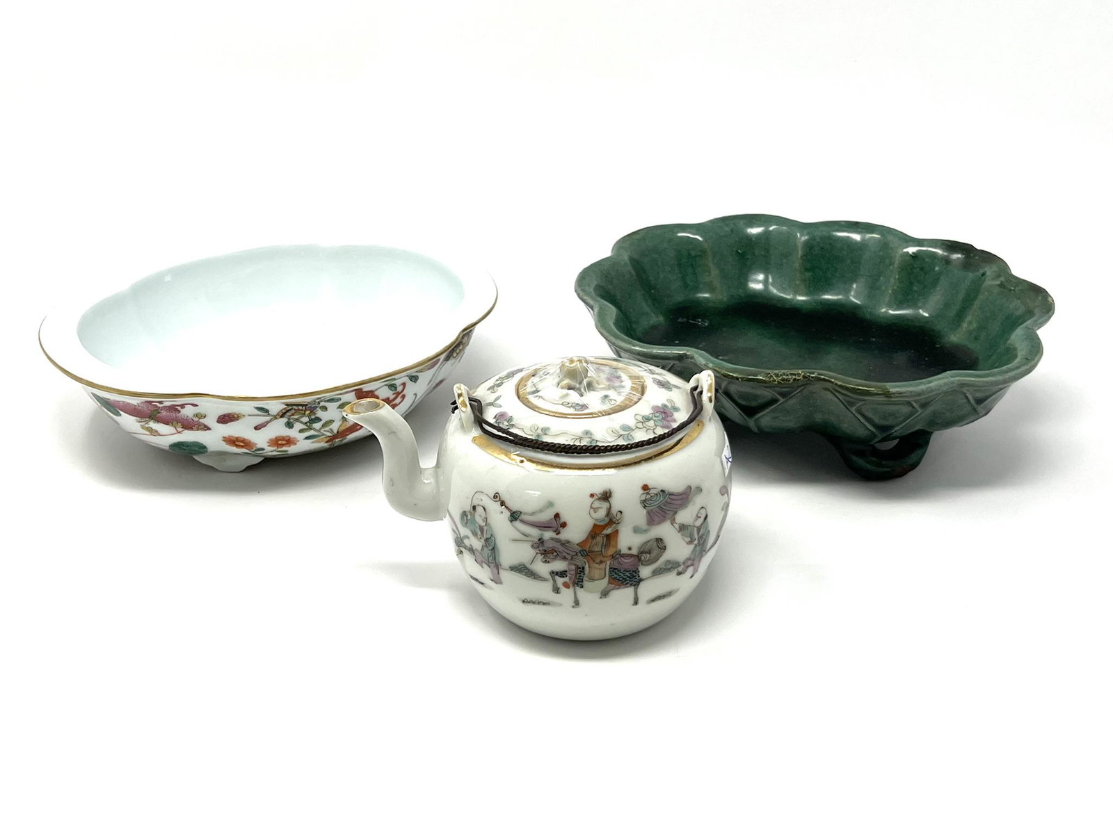 Grouping of three Chinese porcelain items (1 of 20)