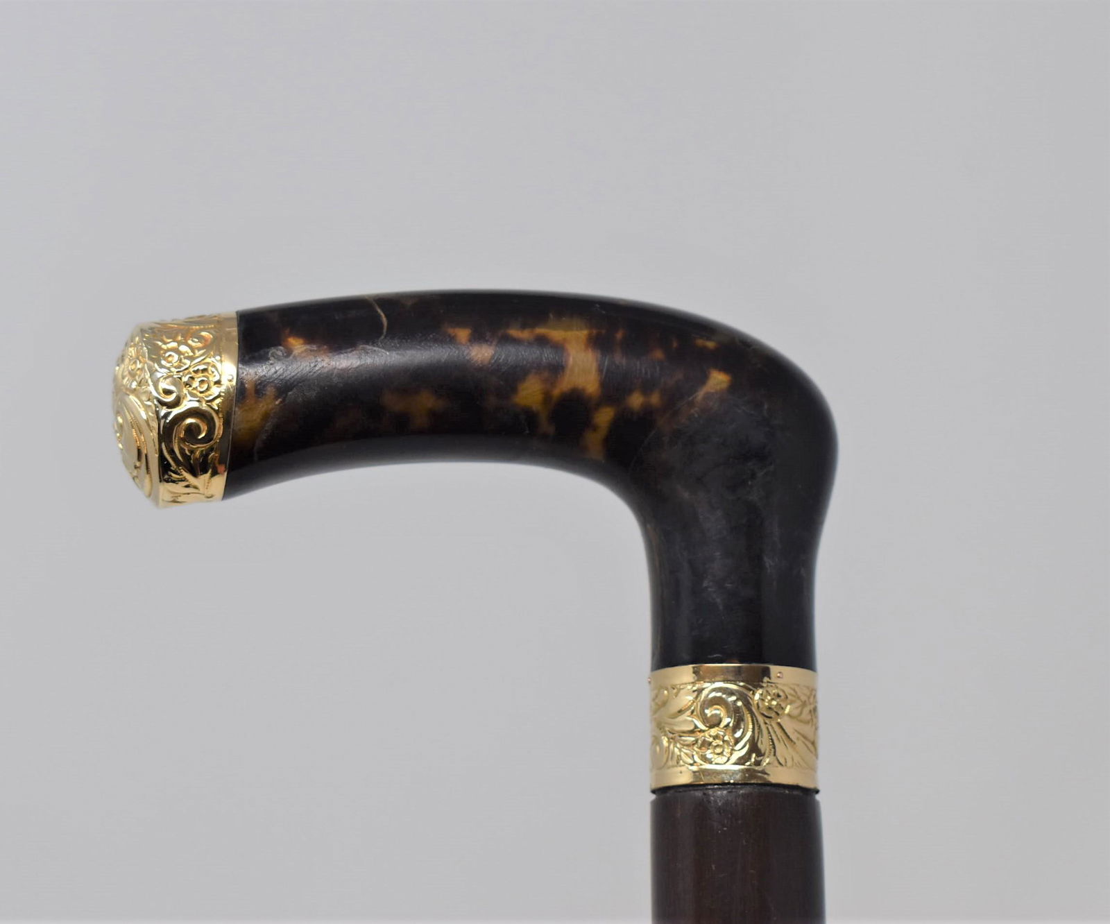 Antique gold and rosewood cane/walking stick: Antique gold mounted rosewood cane/walking stick with an 18 Karat gold mounted toitoise shell handle and a rosewood shaft. The mounts embossed and stamped "18K". Approximate measurements: 35.25"L
