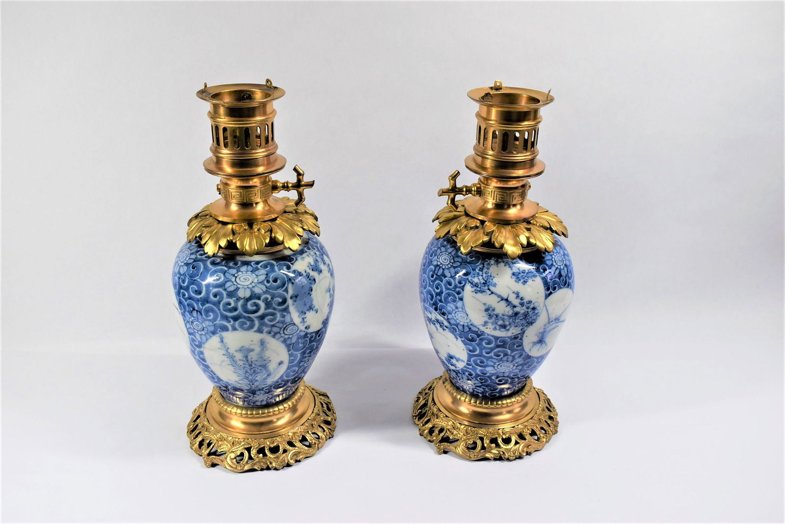 Pair of gilt bronze mounted Chinese porcelain lamps (1 of 9)
