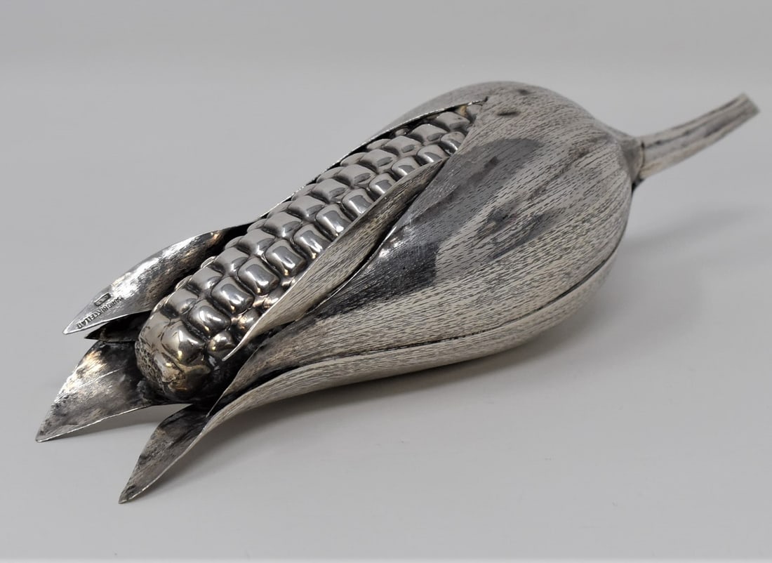 A vintage BUCCELLATI SILVER husk of corn ornament: A vintage signed BUCCELLATI silver husk of corn or "ear of corn" ornament. Stamped Buccellati on one of the leaves. Approximate measurements: 7."L x 2.5" in diameter. Weight: 108g In-house domestic sh