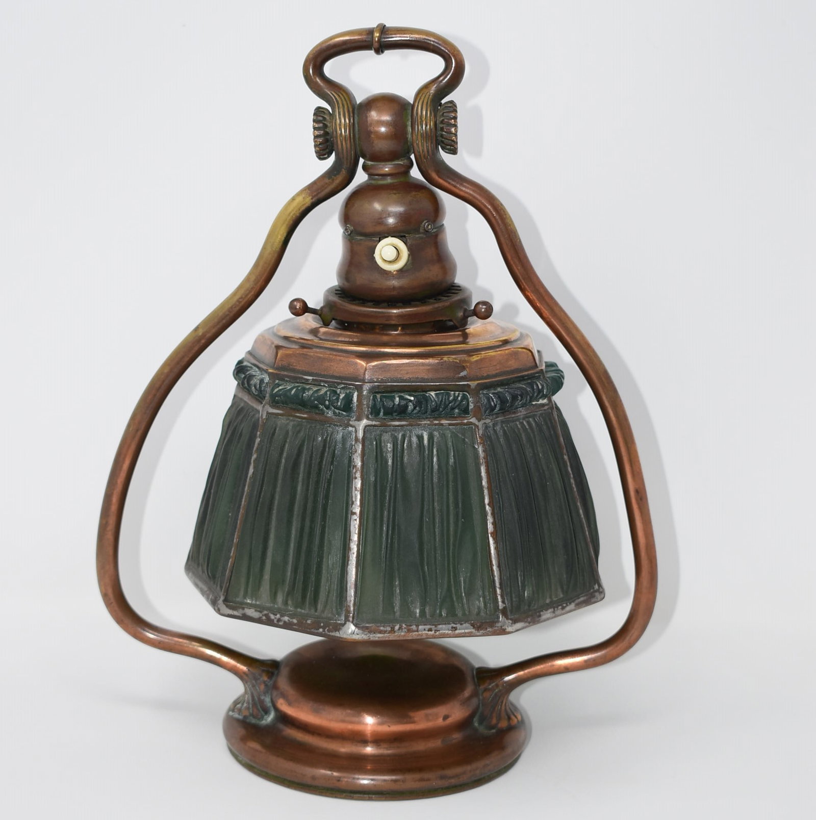 TIFFANY STUDIOS Linen-fold harp desk lamps circa 1915: A cica 1915 Tiffany Studios patinated bronze harp-form desk lamp with green "linenfold" glass shade. Marked " Tiffany Sufios, New-York" and numbered "418" on the underside, also engraved " Tiffany Stu