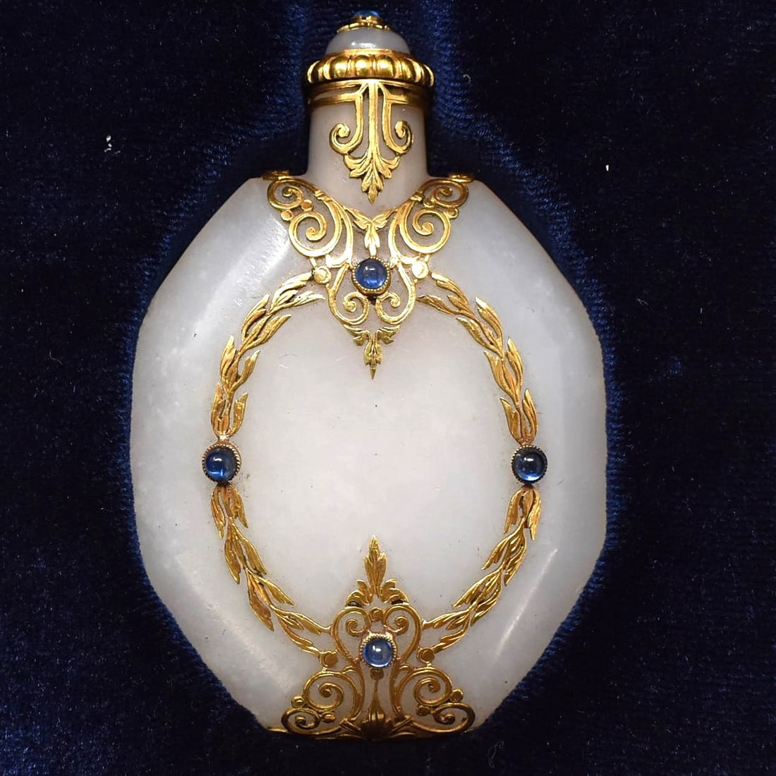 Fine 18K gold mounted and jewel set white agate scent bottle (1 of 12)