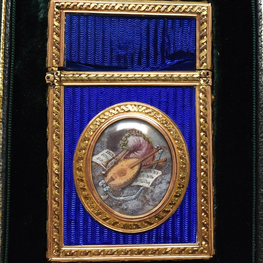 A rare Louis XVI enamelled gold etui circa 1785 (1 of 17)