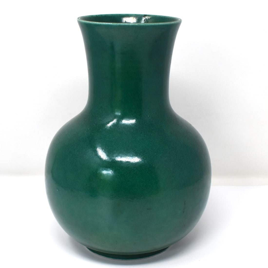 Chinese apple-green glazed porcelain vase (1 of 19)