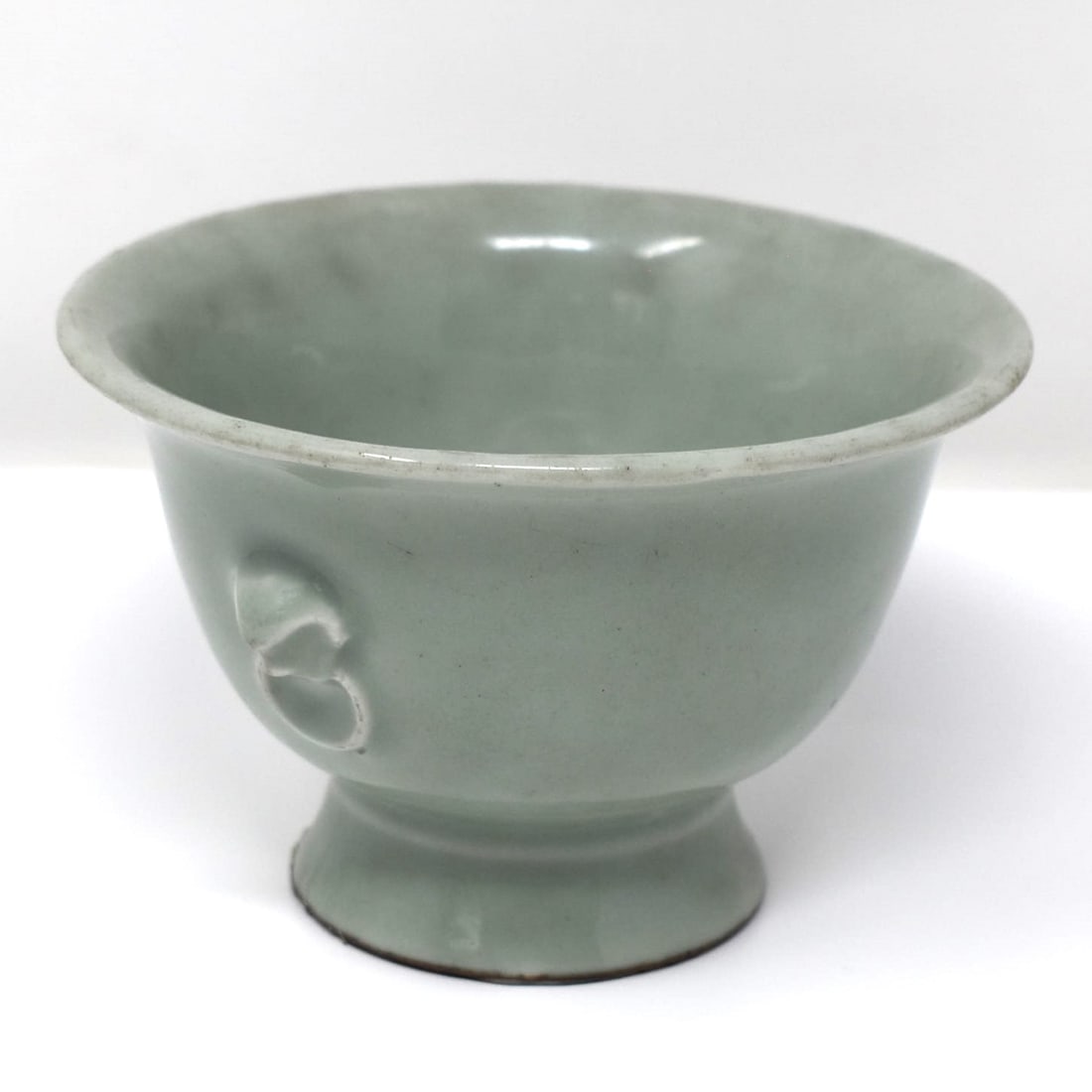 A Chinese celadon glazed footed bowl, Qing Dynasty (1 of 20)