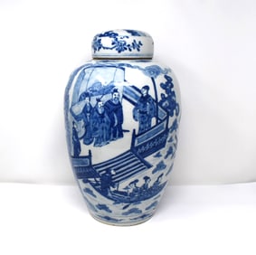 Large Chinese Qing dynasty blue & white porcelain vase and cover