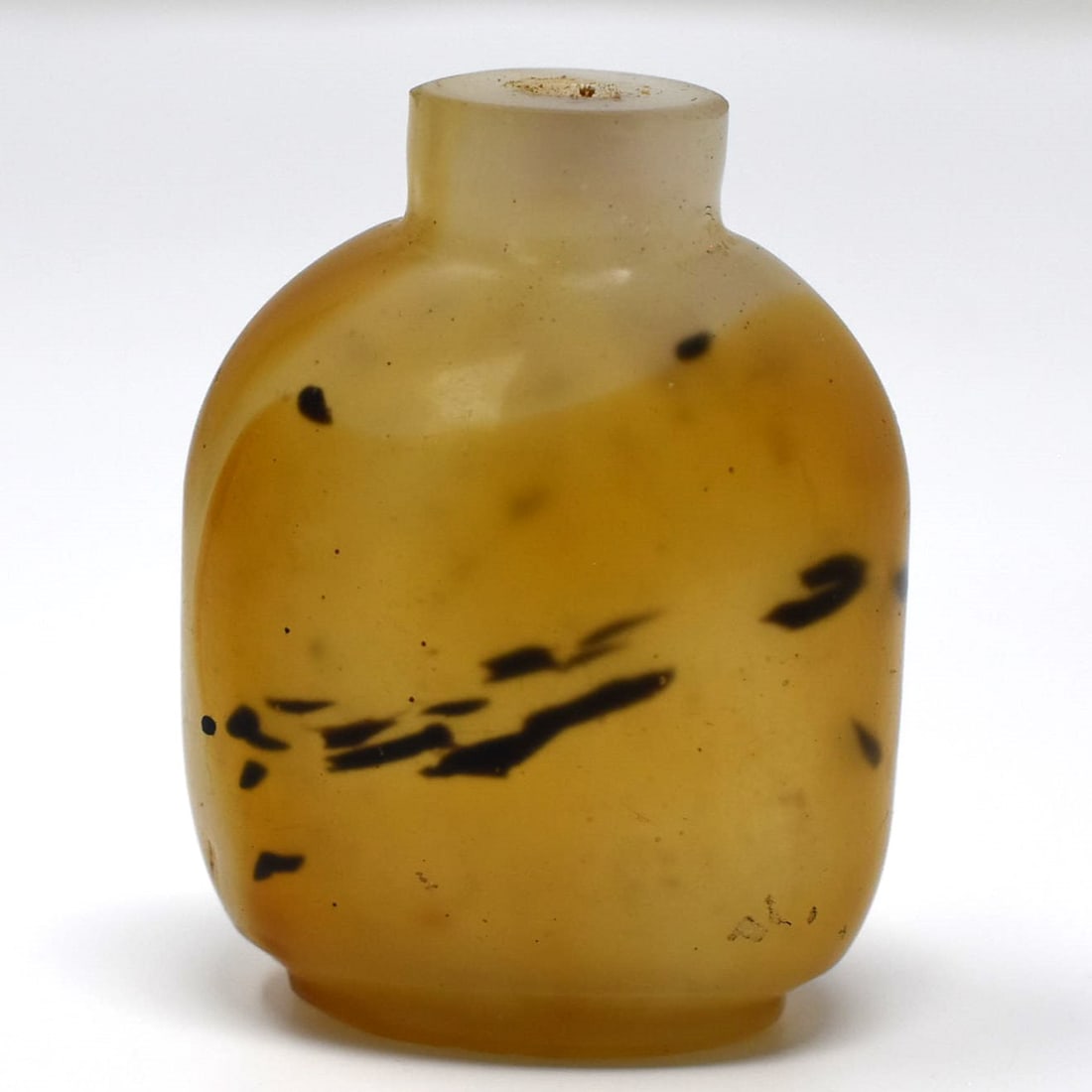 A Chinese agate snuff bottle (1 of 13)