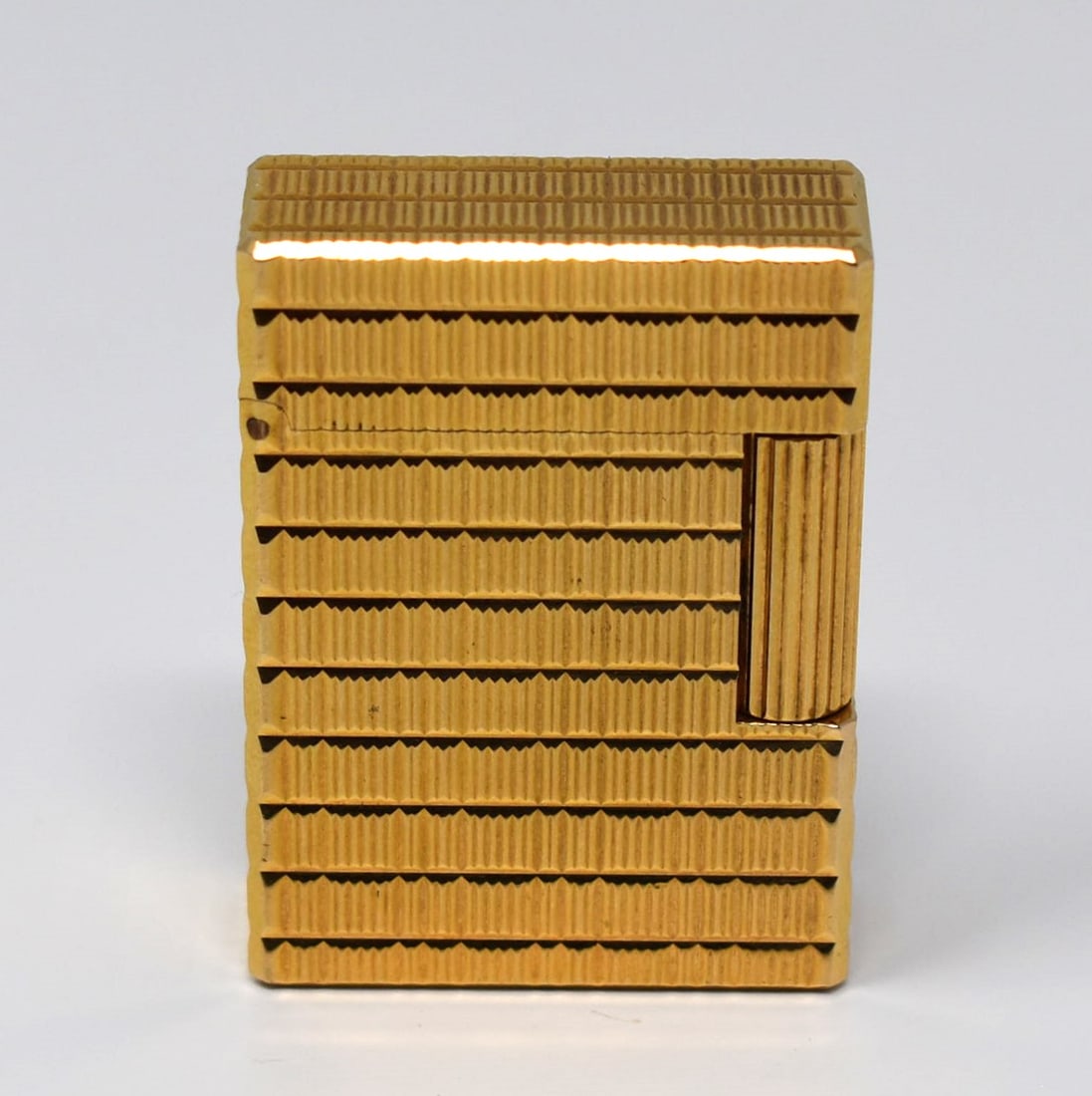 S.T. Dupont Gold plated lighter: A vintage S.T. Dupont Gold plated lighter. Approximate measurements: 47mm x 35mm