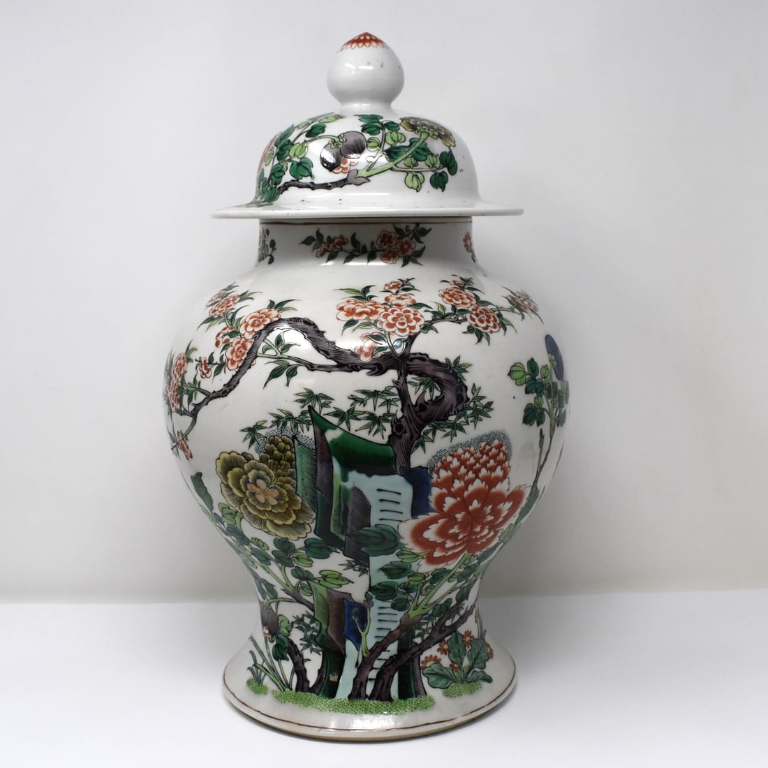 A Large Chinese Famille Verte vase and cover, Qing Dynasty (1 of 20)