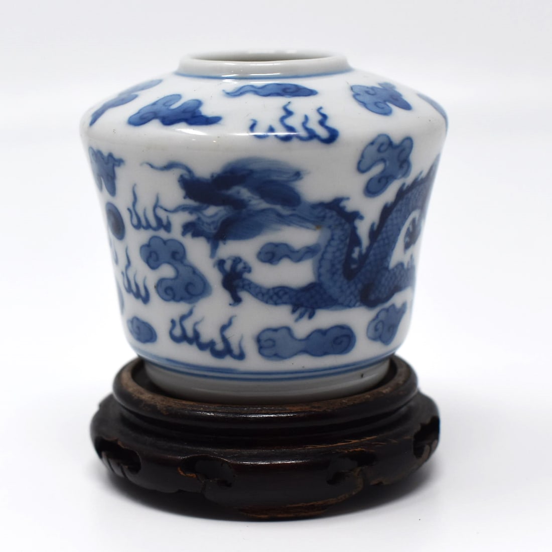 A Chinese blue and white dragon water pot (1 of 14)