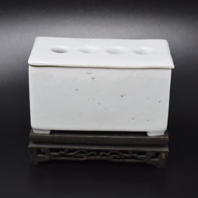 A Chinese Dehua / blanc-de-Chine porcelain flower block / vase