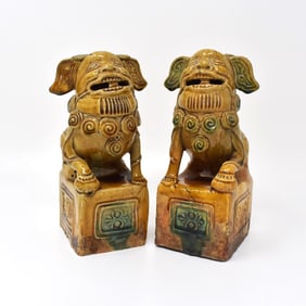 A pair of Chinese sancai-glazed lions
