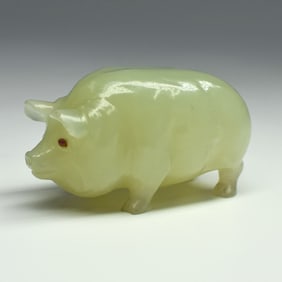 A carved bowenite figure of a piglet, Fabergé, St. Petersburg, 1900-1917