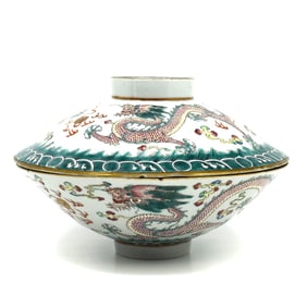A Chinese famille Rose porcelain 'Dragon' Bowl and cover