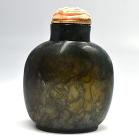 A Chinese moss agate snuff bottle with chilong coral stopper