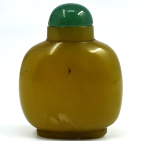 A Chinese agate snuff bottle