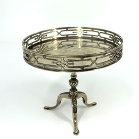 An Edwardian sterling silver miniature cake/ dessert stand by Mappin & Webb, 1911