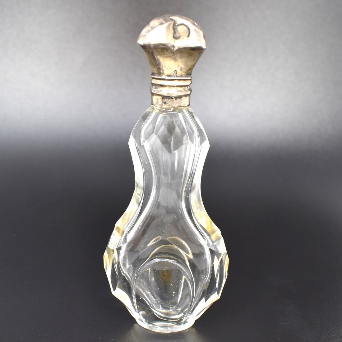 An antique silver mounted glass perfume bottle/ scent bottle (1 of 11)