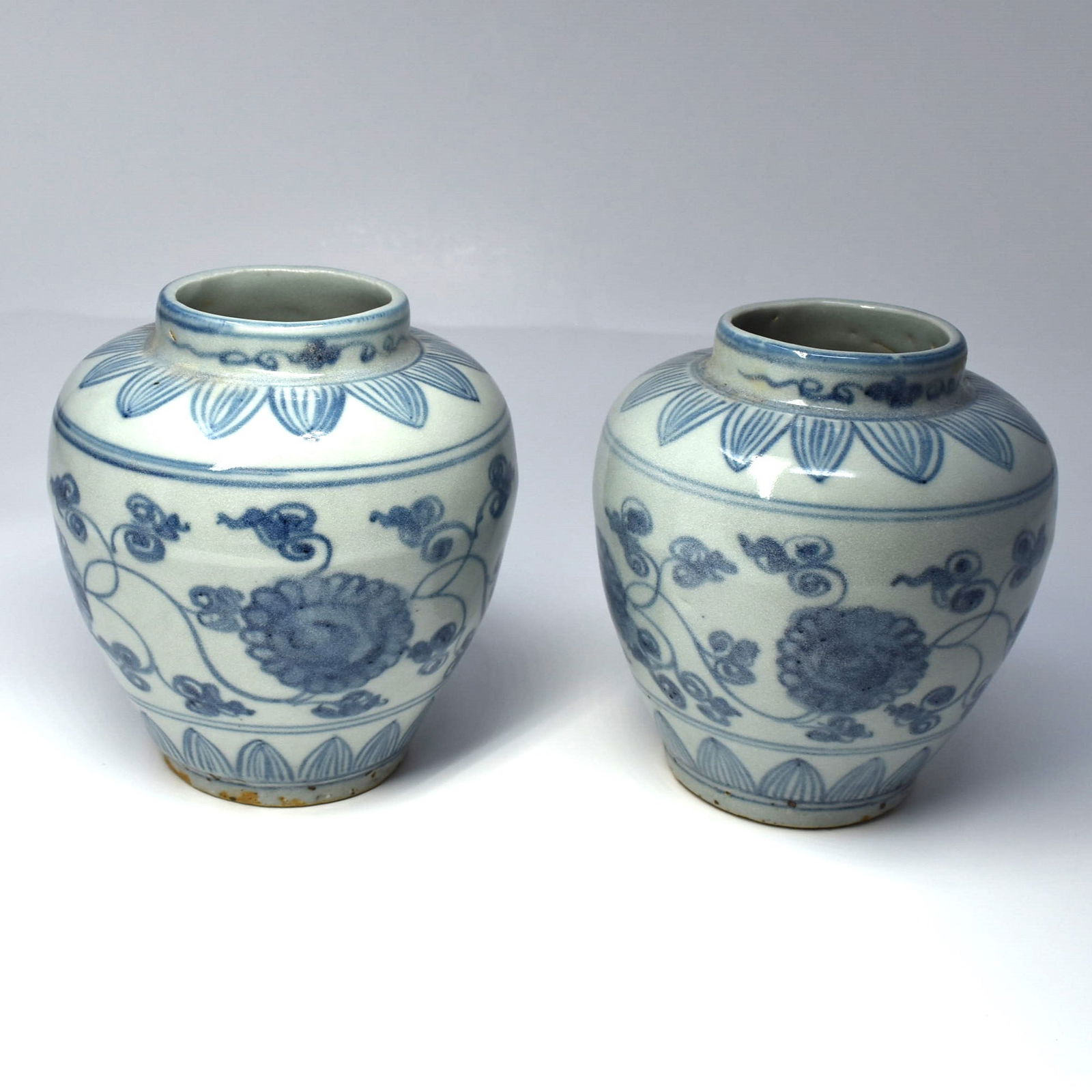 A small pair of Chinese blue and white pottery vases (1 of 8)