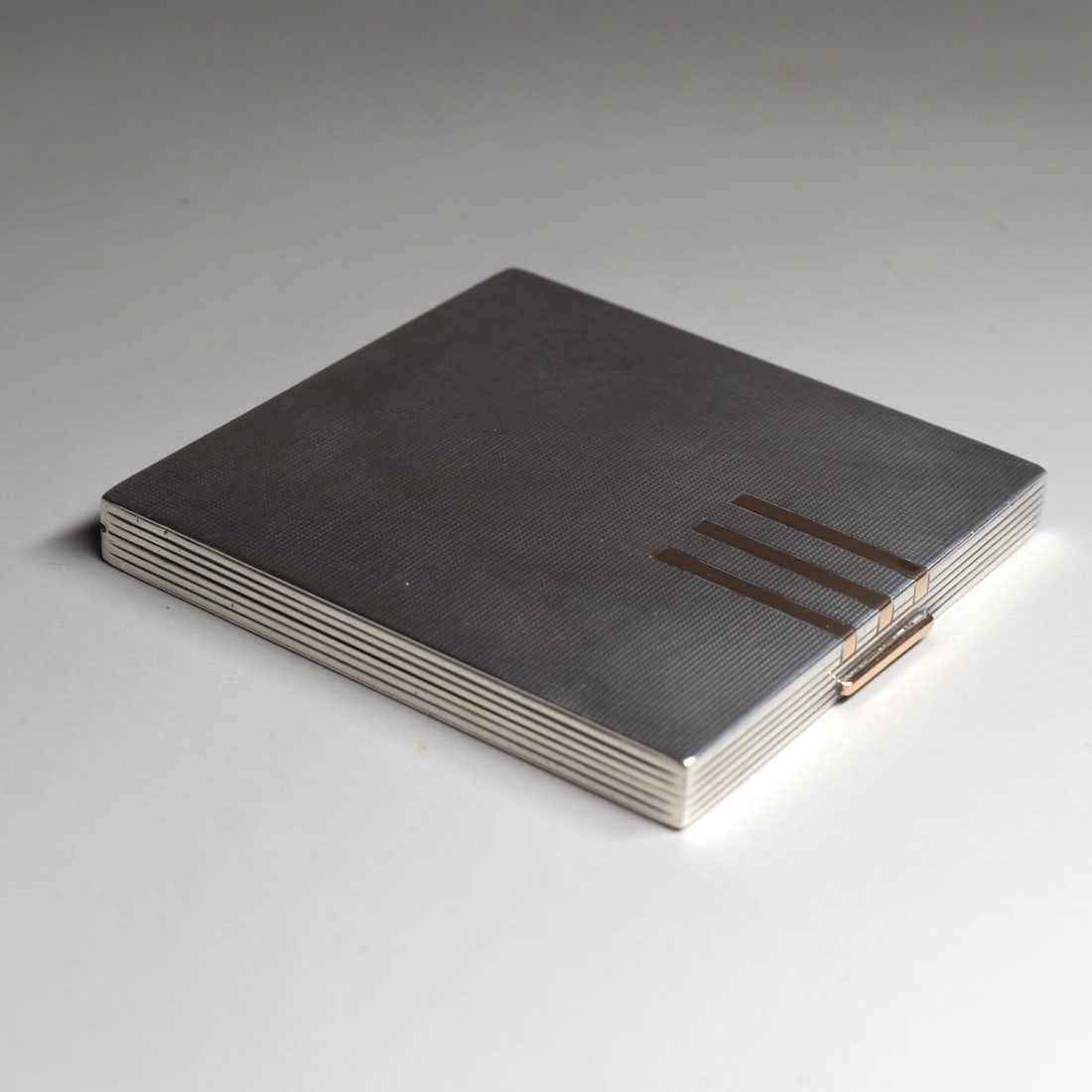 English Art Deco sterling silver & gilt silver cigarette case, ALFRED DUNHILL & SONS, 1939: A fine English Art deco sterling silver & gilt silver cigarette case, Alfred Dunhill & Sons, 1939. London hallmarks, maker's marks for Alfred Dunhill and Sons, and date letter for 1939. Weight: 3.74 T