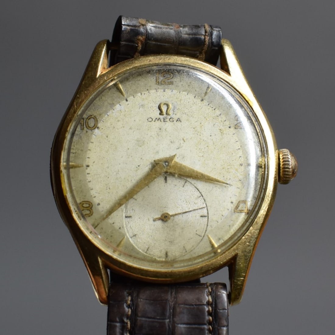 A vintage 1949 OMEGA 18K gold men's wristwatch: A vintage, circa 1949 Omega 18K gold men's wristwatch, case model 2508, 35mm case, caliber 265 manual wind movement, dauphine hands, 15 jewels movement. Swiss-made. Running at time of cataloging.