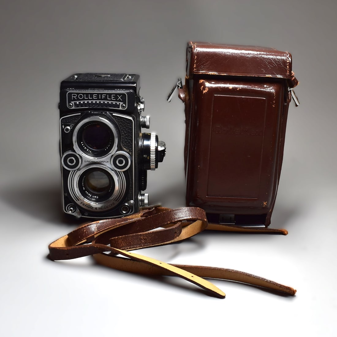 FRANKE & HEIDECKE, vintage Rolleiflex 3.5F film camera: A vintage German Franke & Heidecke Rolleiflex film camera DBP , model 3.5F , Numbered 2834433 with 75mm Planar f3,5 Nr 4920658. In original leather case. Approximate measurements: 6 1/2"H x 4 1/2"W x