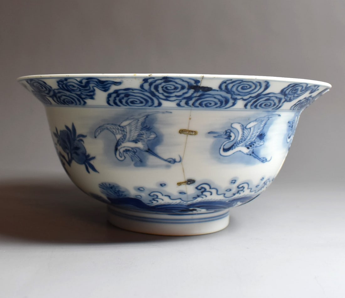 Early blue and white 'Klapmuts" export porcelain bowl, Kangxi period: An early Chinese export blue-and-white porcelain 'Klapmuts' bowl, very likely Kangxi period, 17th century. The base with Chenghua marks. NOTE: Historical Context: These bowls were primarily produced d