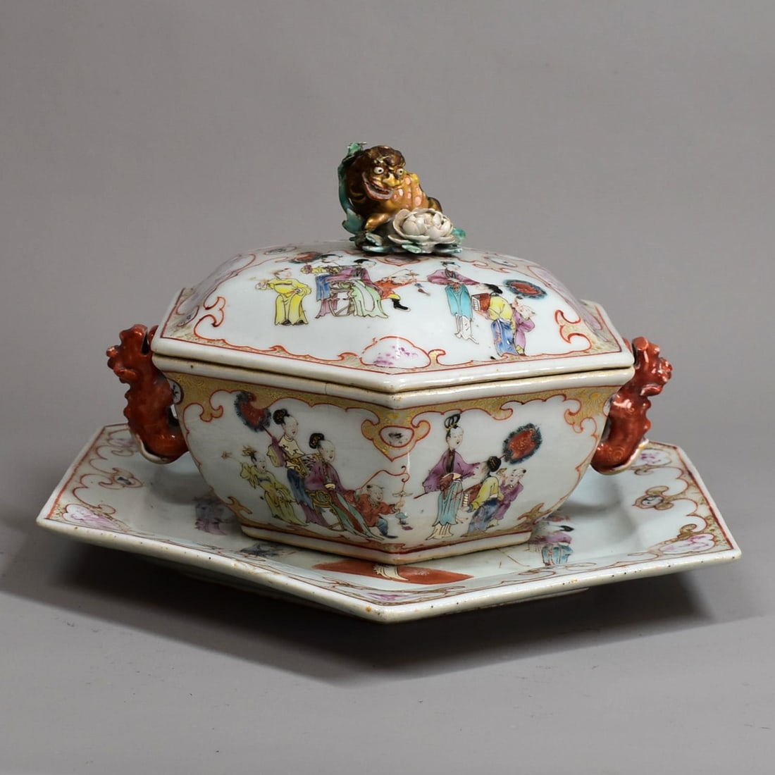 A Large Chinese export vegetable tureen, cover and underplate, Qing Dynasty, late 18th cent.: A Large Chinese export vegetable tureen, cover and underplate, Qing Dynasty, late 18th cent. Multi-colored enamel decorated with court scnes on all sides, the sides of the vegetable dish flanked by tw