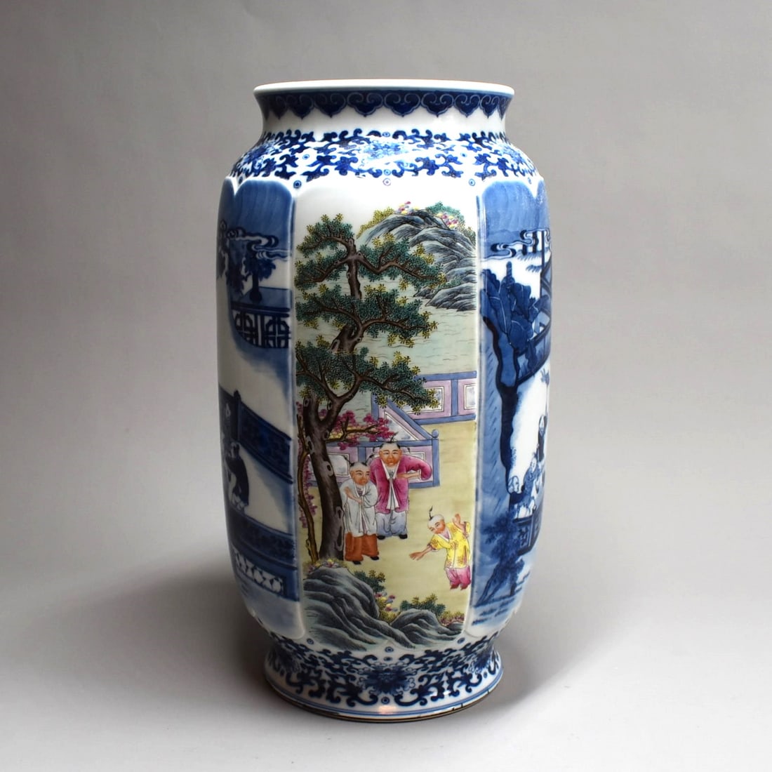 A Chinese blue and white porcelain hexagonal vase, 20th century (1 of 20)