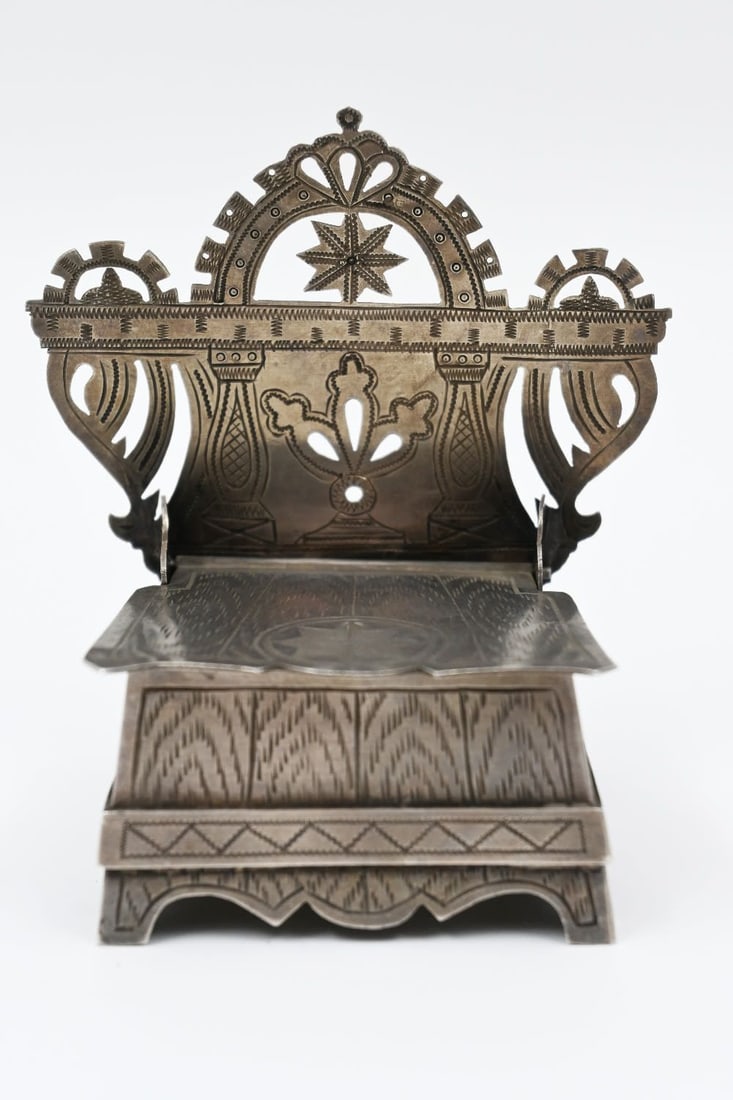 A unique Salt box, made of silver, Russian, in the form of a throne, marked, engraved and artist's (1 of 4)