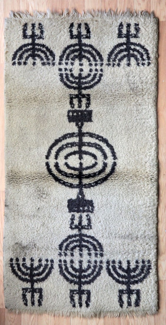 A large tapestry made of wool. Decorated with temple lamps. Dimensions 175 x 93 cm. (1 of 2)