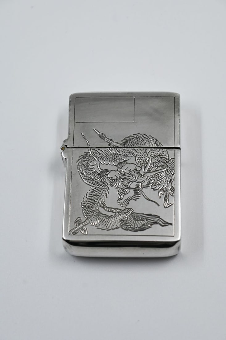General art. Zippo silver lighter, with hand-engraved pagoda decoration and on the other side a: General art. Zippo silver lighter, with hand-engraved pagoda decoration and on the other side a passport, size: 5.5 cm.