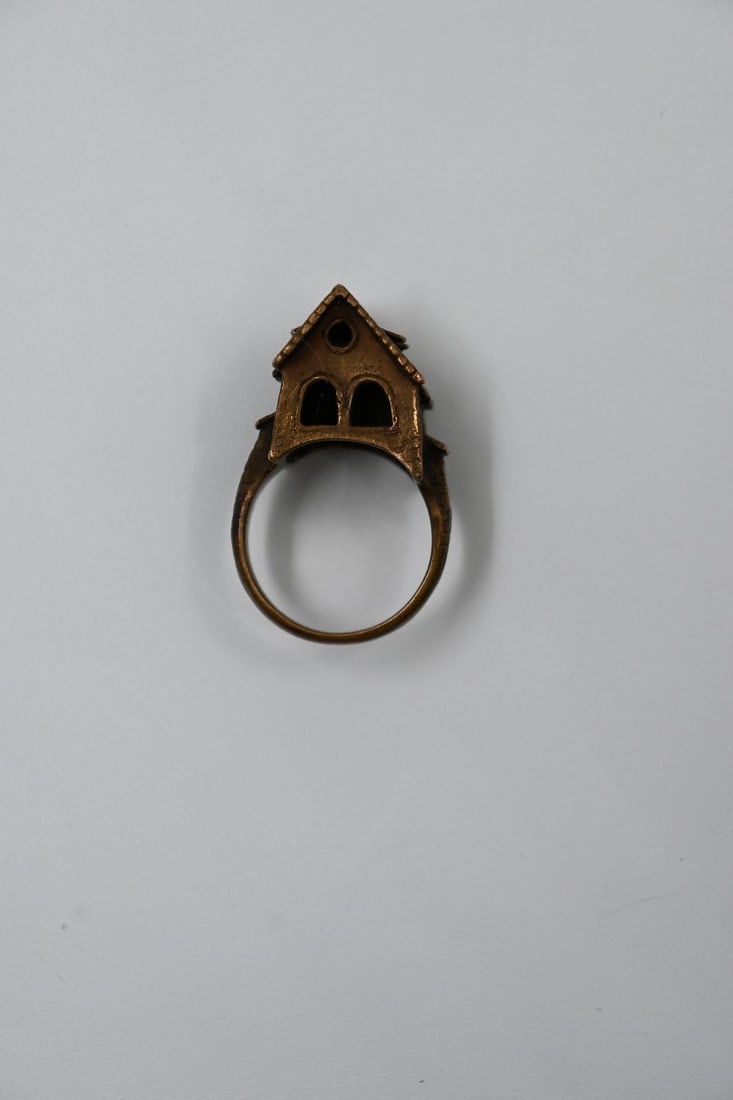 General art. Jewish wedding ring in gold (10-12 carats), probably Poland, late 19th/early 20th (1 of 2)