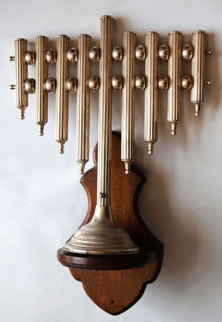 Silver-plated upright menorah on a wooden shelf, in the Art Deco style: Silver-plated upright menorah on a wooden shelf, in the Art Deco style, apparently a Wolpert design, very good overall condition. Dimensions: 40*65 cm. Total weight: 5 kg.