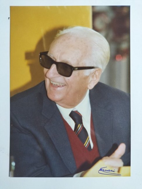 Foto Cav. Enzo Ferrari firmata in Viola Ferrari (1 of 2)