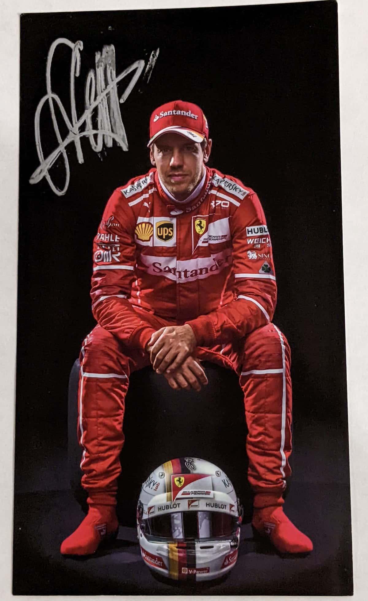 nr. 1 cartolina ufficiale Ferrari di Vettel autografata e nr. 2 biglietti di auguri ufficiale (1 of 2)