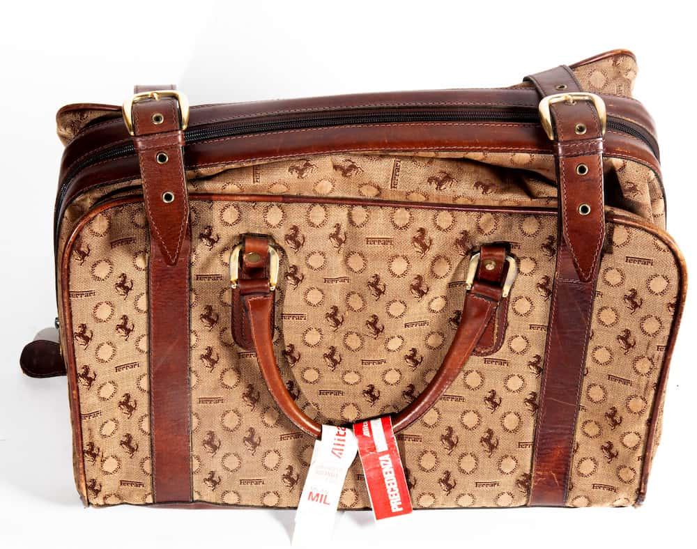 Borsa/sacca Ferrari usata per i viaggi (1 of 3)
