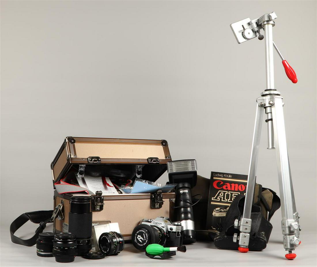 A lot containing a.o. a Canon AE1 analogue camera with macr (1 of 4)