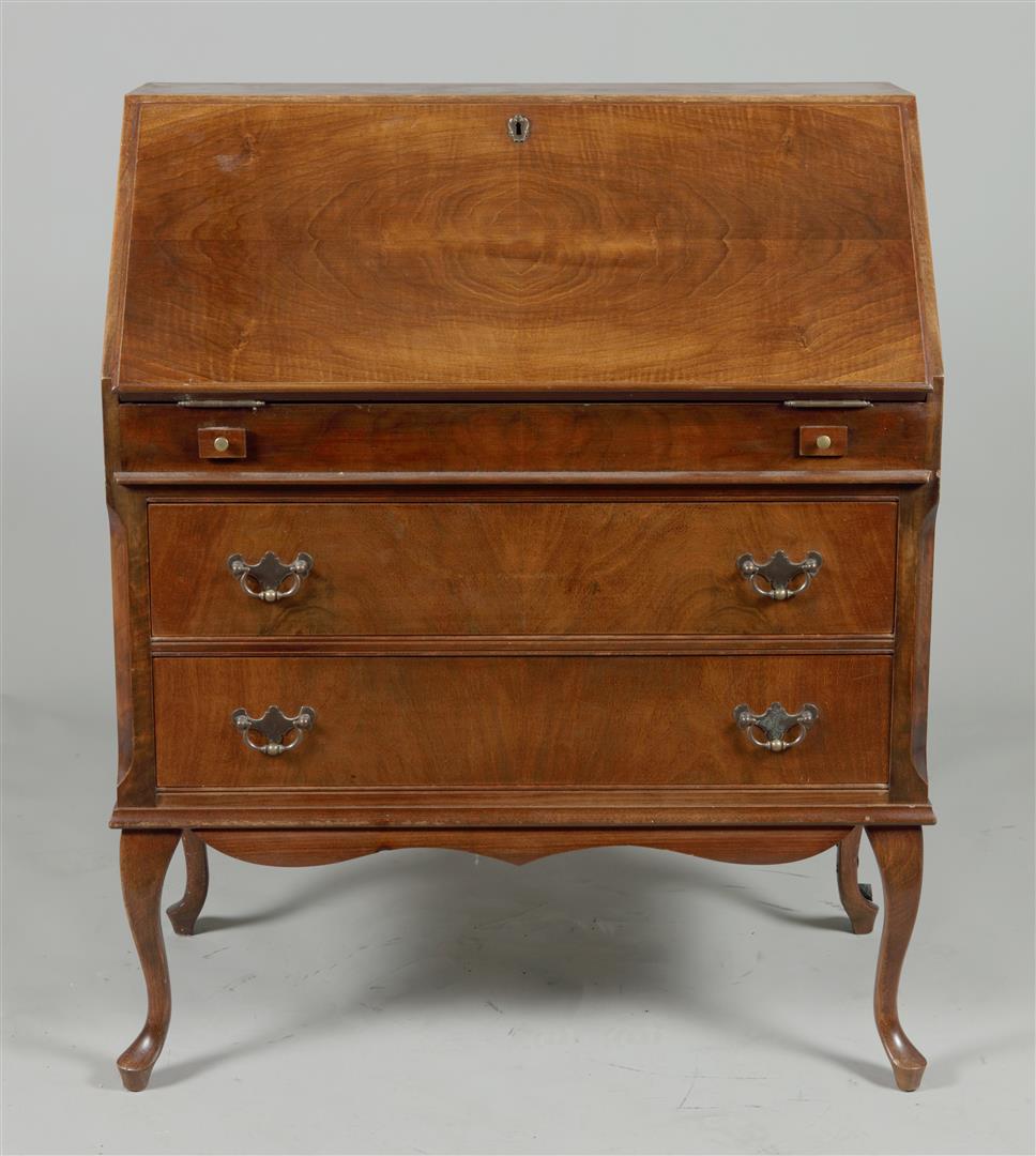A Queen Anne style secretary, 2nd half 20th century. 95 x 7: A Queen Anne style secretary, 2nd half 20th century.95 x 78 x 39 cm.