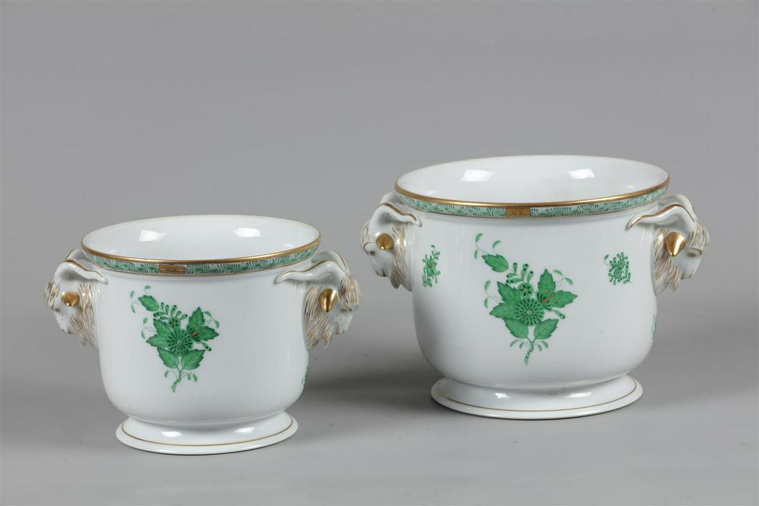 A lot of porcelain cachepots with Apponyi green decor. Here: A lot of porcelain cachepots with Apponyi green decor. Herend, late 20th century.Diam.: 17 & 14 cm.