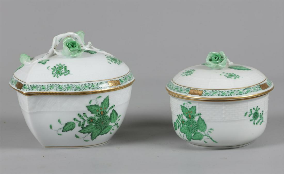 A lot of porcelain lidded boxes with Apponyi green decor. H: A lot of porcelain lidded boxes with Apponyi green decor. Herend, late 20th century.Diam.: 11 & 13 cm.