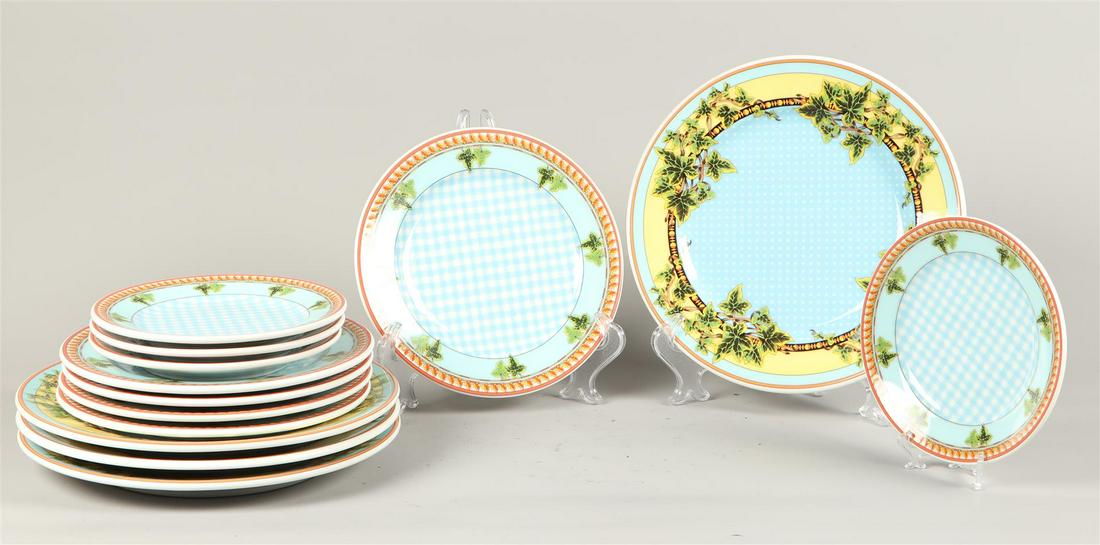 A lot of porcelain consisting of four dinner plates, four b (1 of 2)