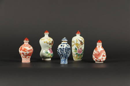 A lot of various snuff bottles, among others decorated with